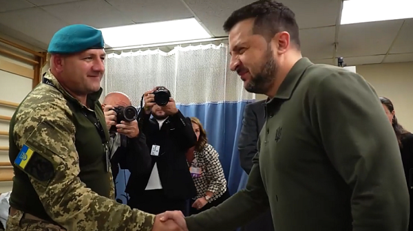 Зеленски се срещна с ранени украински войници в болница в Ню Йорк /видео/