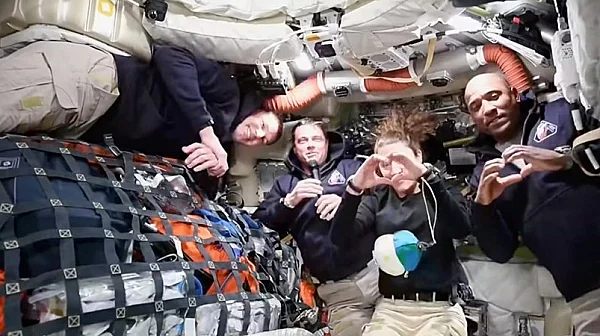 Космическият кораб Artemis II отива към тъмната страна на Луната