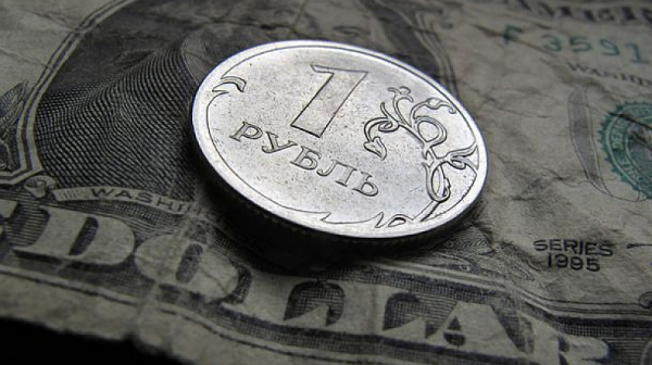 Руската рубла „в кома“: Поевтиня с близо 30% спрямо долара
