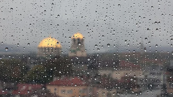 Времето в петък: Облаци и дъжд, жълт код за четири области