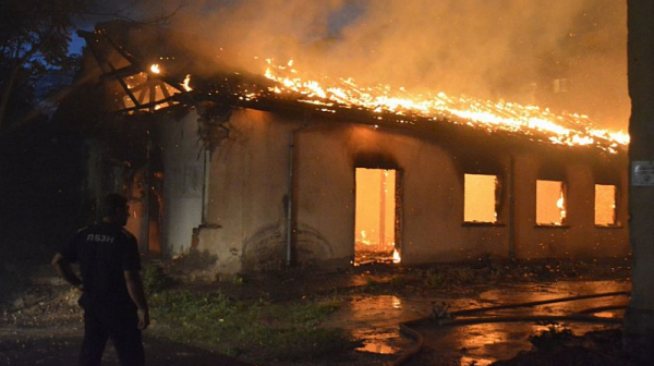 Задържаха клошар, запалил 3 сгради в Хасково снощи