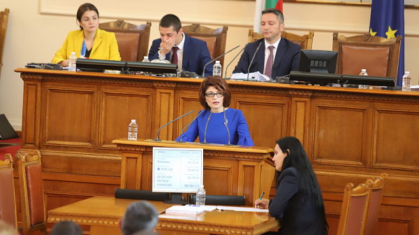 Атанасова: Най-добре да гласуваме две оставки – на Минчев и кабинета