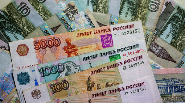 Московски полицейски офицер се опитал да изяде 10 000 рубли на банкноти