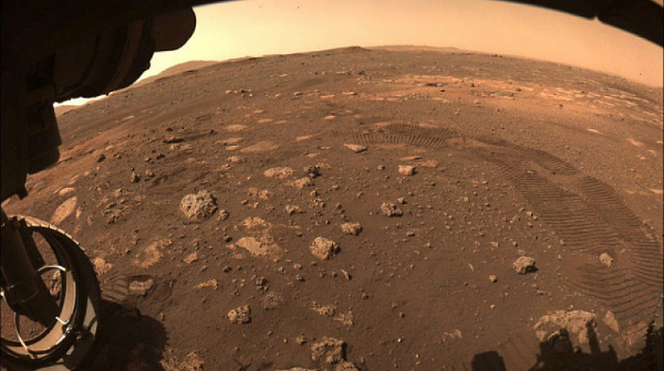 Шест метра на Марс: Роувърът ”Пърсивиърънс” направи първите си стъпки