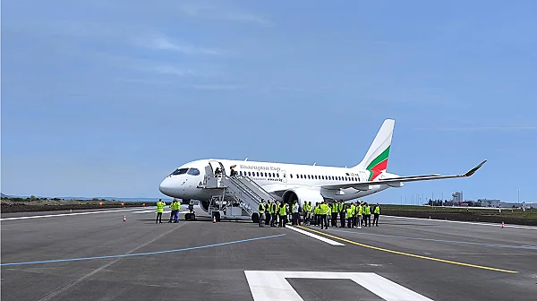 Летище Бургас отвори пистата след ремонт, първият полет кацна от София