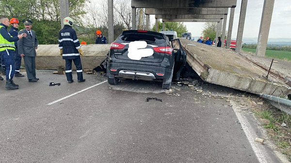 Мост се срути върху автомобил в Девня. Има пострадали