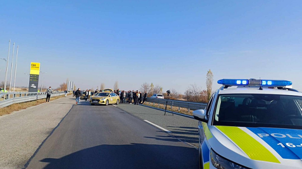 Таксиметровите шофьори на протест, спряха движението на 