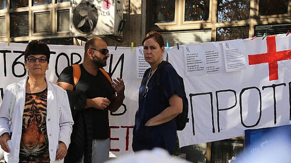 Протестът на медсестрите се мести пред Народното събрание