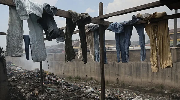 Как дарените дрехи от Европа създават отпадъчен проблем в Гана