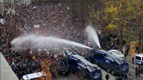 Арести и водни струи срещу протестиращи в Берлин
