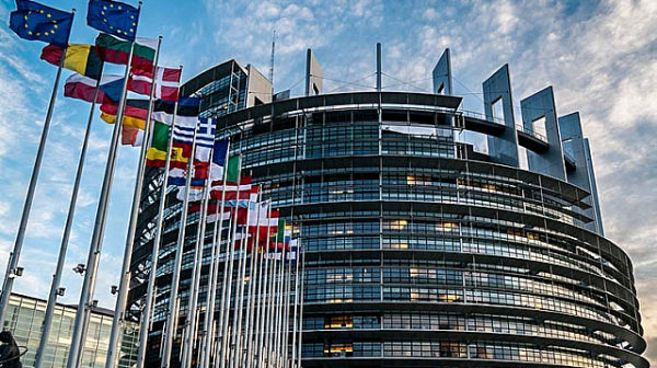 Избори за европарламент се провеждат в пет страни днес