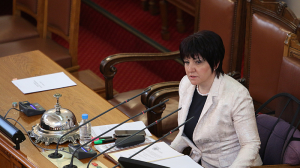 Първи парламентарни патаклами заради Караянчева