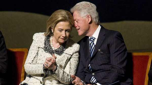 Привикаха на разпит Бил и Хилъри Клинтън