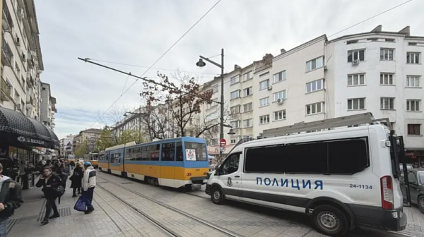 Детето, блъснато от трамвай, е контактно – проверяват записи от района