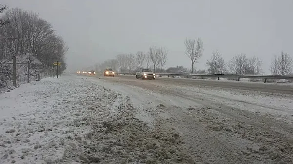 Снегът затвори магистрала „Тракия“ между Бургас и Зимница