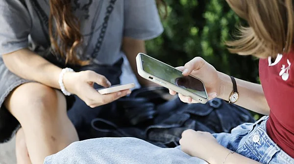 Франция става първата европейска държава, която забранява социалните мрежи за деца