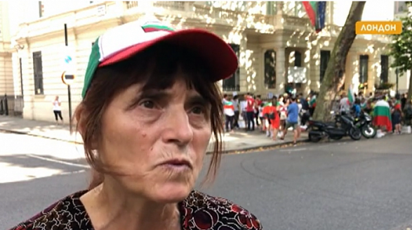 Българка на Острова изминава всеки ден по 100 км за да подкрепи протестиращите у нас