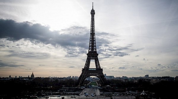 Фойерверки в опасна близост до Айфеловата кула – 40 арестувани