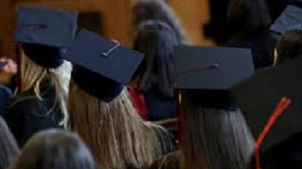 Студентите с платено обучение вече имат право на стипендия