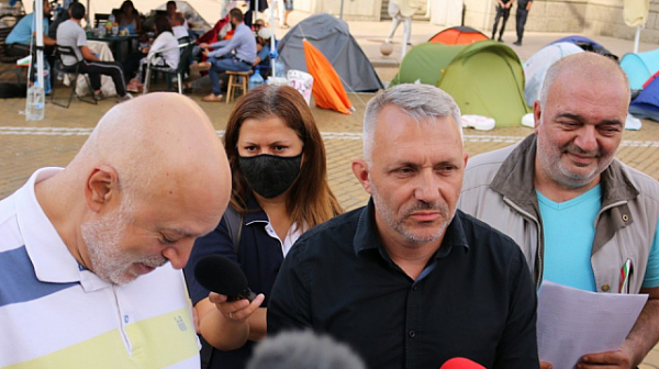 Отровното трио: Няма да мръднем от площада,  докато не освободим България