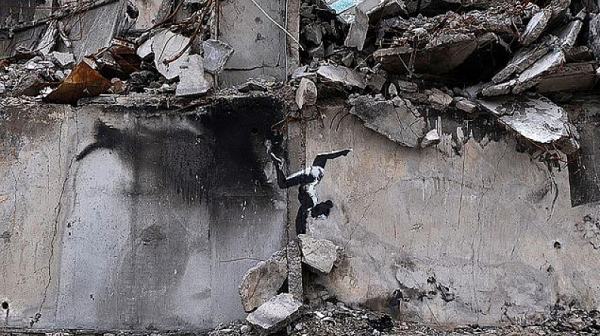Творба на Банкси се появи върху руини в Украйна