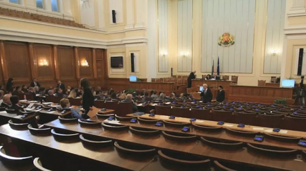 Депутатите викат в НС Янев, Генчовска и шефовете на служби заради войната