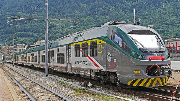 Влак дерайлира в Италия и блокира стотици пътници