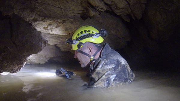 Пещерняци продължават да търсят вода за Перник в Попов извор