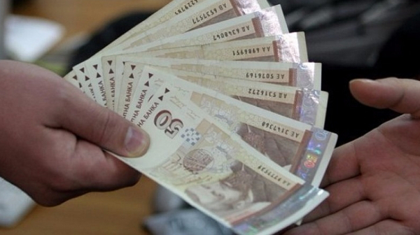 Банкова служителка присвоила близо 1 млн. лева, пращала ги на интернет-познат