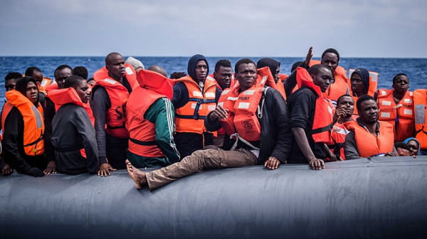 25 мигранти загинаха след потъване на лодка край бреговете на Тунис