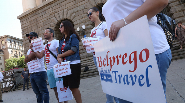 Десетки туроператори протестираха пред МС, искат среща с Борисов