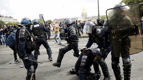 Протест на здравни работници в Париж прерастна в сблъсъци с полицията