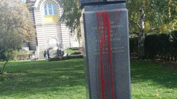 Оскверниха паметник на американски президент в София