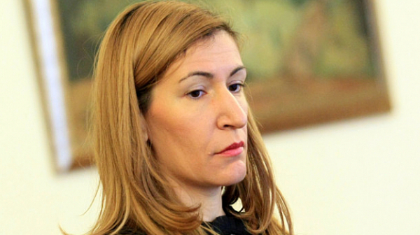 Министър Ангелкова се надява на късен летен сезон, подкрепя визите за руснаци