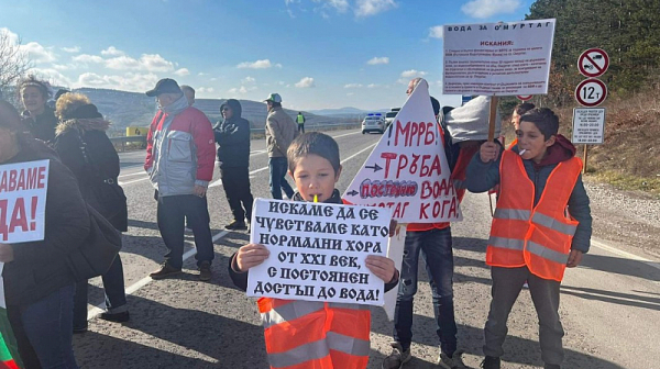 Жители на Омургат блокираха пътя София-Варна заради безводието в града