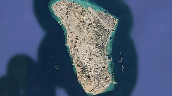 Многобройни въздушни удари по остров Харг, ключов за износа на петрол от Иран