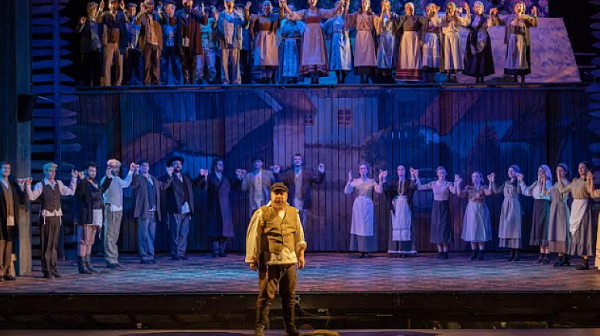 Бродуейският мюзикъл “Цигулар на покрива” слиза от сцената на Музикалния театър