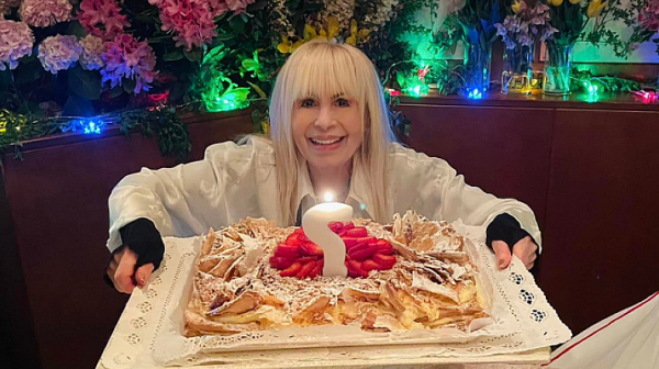 Торта с въпросителен вместо свещи за рождения ден на Лили Иванова