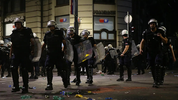 Полицията нападна сръбски журналисти по време на протестите