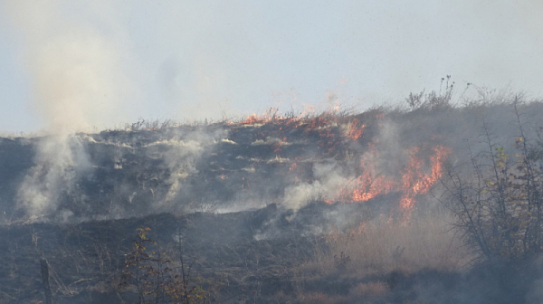 Потушен е пожарът край Перник