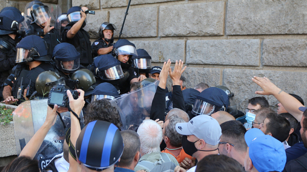 /на живо/ Високо напрежение: Сблъсъци между полиция и протестиращи