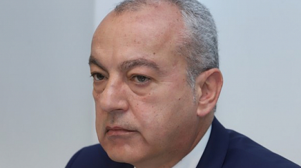 Министър Донев: Не могат да бъдат отстранявани от работа неваксинирани