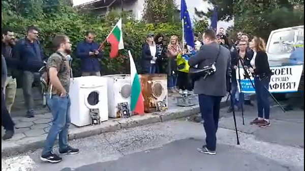 БОЕЦ протестира със счупени перални пред руското посолство за ЧРД на Путин
