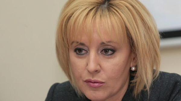 Мая Манолова с ексцентрична идея към депутатите: Вместо хартиени бюлетини да забранят социолозите