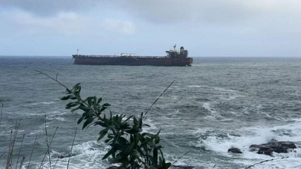 Блокираният край Ахтопол танкер от руския „сенчест флот“: Още 4 моряци евакуирани