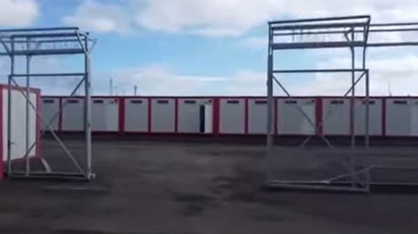 Бежанският център за украинци в Елхово като затвор - само фургони в затворена зона