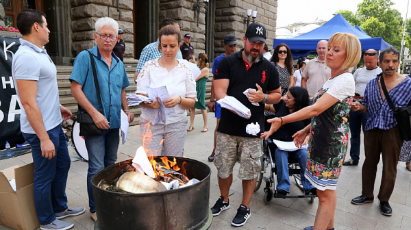 Мая Манолова изгори показно изборни протоколи пред сградата на ЦИК