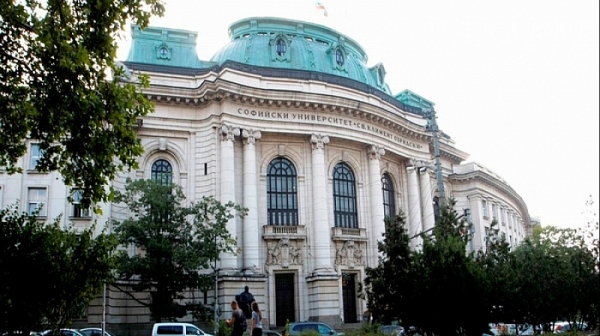 Софийският университет може да плати до 30 000 лв. заради дупките по фасадата
