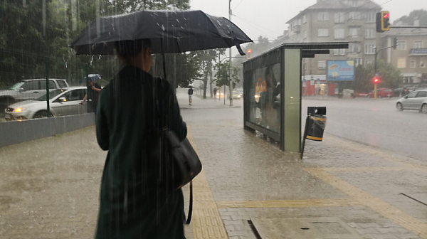 Силна буря наводни подлези в центъра на София