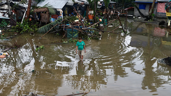 Супертайфун връхлита Филипините: Стотици хиляди напускат домовете си